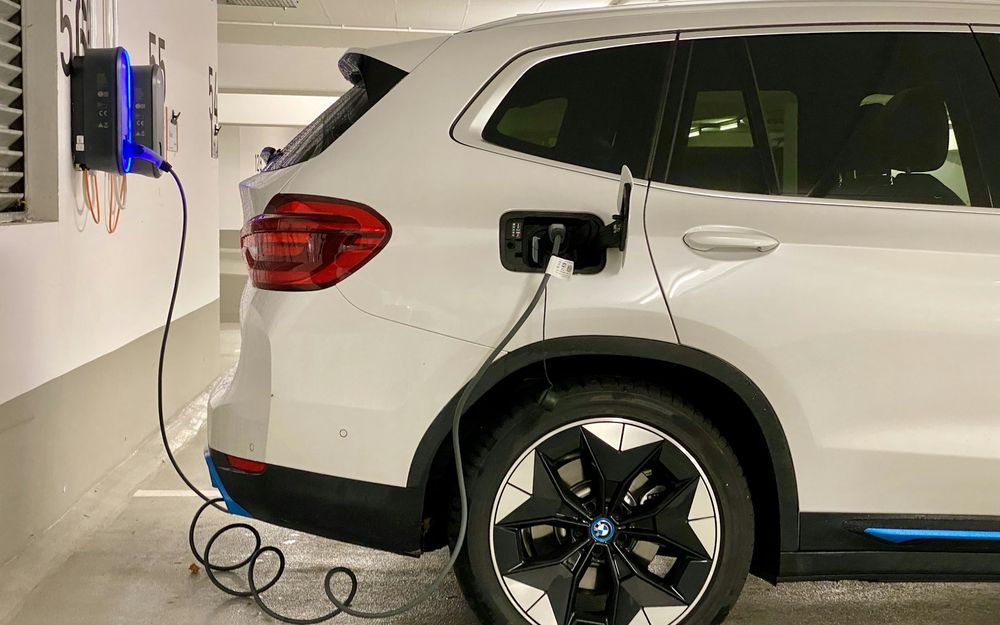Elektroauto lädt an einer Wallbox