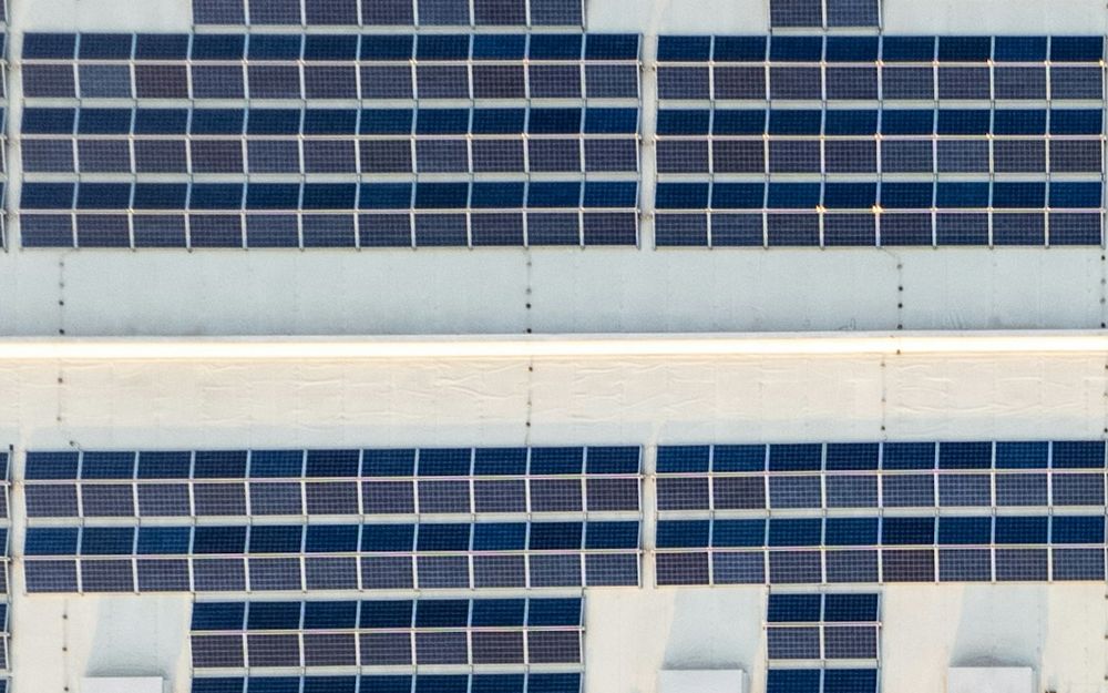 Photovoltaikanlage mit vielen Modulen auf einem Flachdach