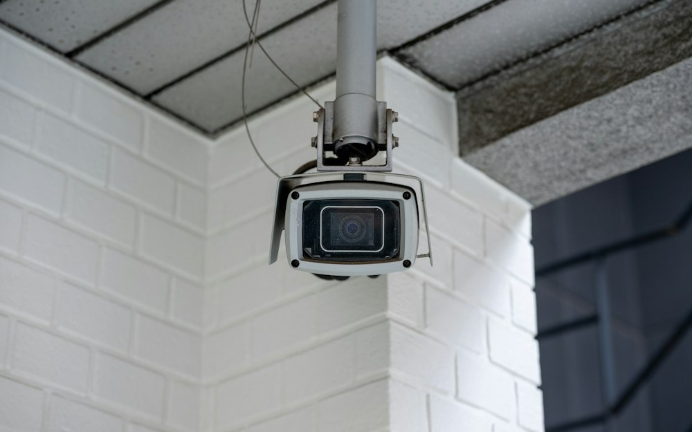 Kabelgebundene Überwachungskamera an der Decke